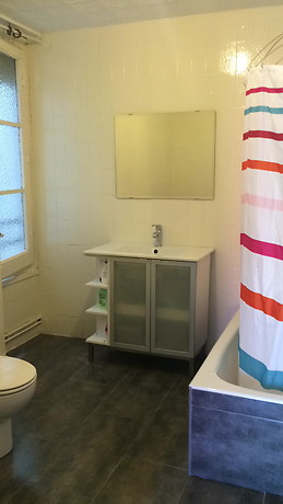 Habitación en piso amplio y soleado en Zaragoza!