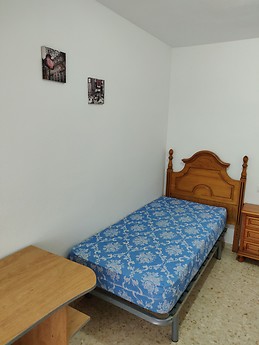 Habitacion en piso compartido, zona teatinos, luminoso, bien com