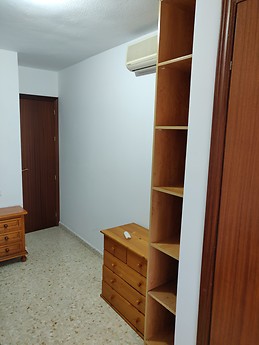 Habitacion en piso compartido, zona teatinos, luminoso, bien com