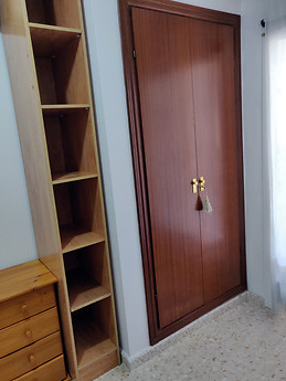 Habitacion en piso compartido, zona teatinos, luminoso, bien com