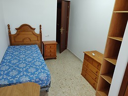 Habitacion en piso compartido, zona teatinos, luminoso, bien com