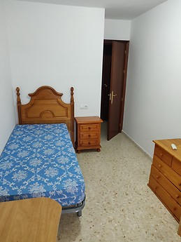 Habitacion en piso compartido, zona teatinos, luminoso, bien com