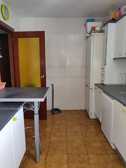 Habitacion en piso compartido, zona teatinos, luminoso, bien com