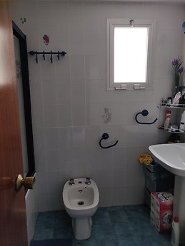 Habitacion en piso compartido, zona teatinos, luminoso, bien com