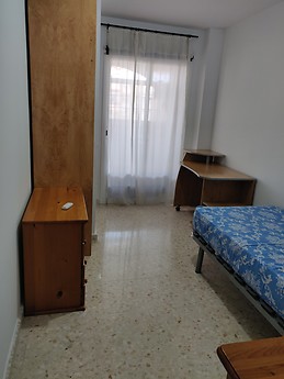 Habitacion en piso compartido, zona teatinos, luminoso, bien comunicado y equipado.