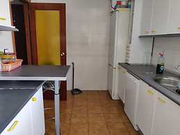 Habitacion en piso compartido, zona teatinos, luminoso, bien com