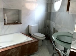 Habitacion soleada , parquet y terraza junto campus urv Catalu