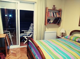 Habitación con terraza amplia, mucha luz, climatizado, piscina climatizada, jacuzzi, sauna comunitaria. Casa totalmente equipada