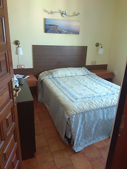 Habitación con ventana al mar mucha luz ideal para dos personas