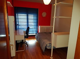 Habitación amplia y bien equipada