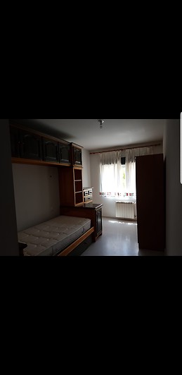 Habutacion con cama individual muy bien iluminada.