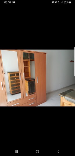 Habutacion con cama individual muy bien iluminada.