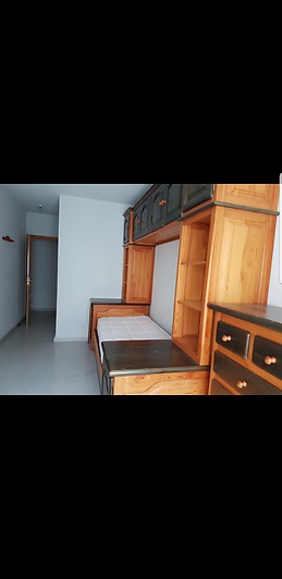 Habutacion con cama individual muy bien iluminada.