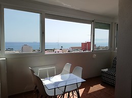 I rent a very sunny single room near the beach