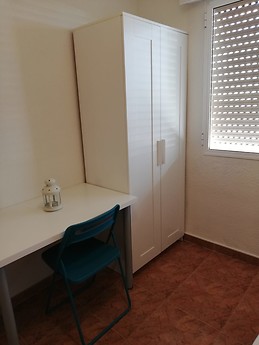 I rent a very sunny single room near the beach