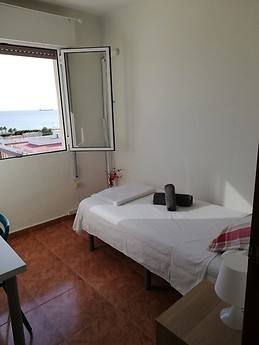I rent a very sunny single room near the beach