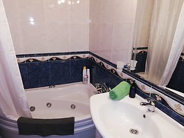 I rent a very sunny single room near the beach