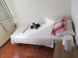 I rent a very sunny single room near the beach