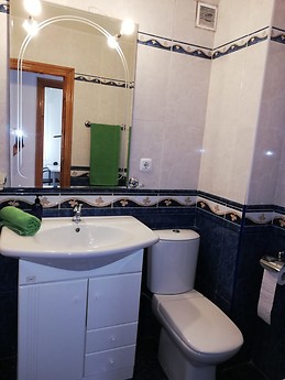 I rent a very sunny single room near the beach