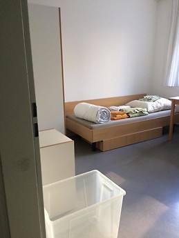 I'm looking for hoschule rheinmain student ! one big room, shared kitchen and toilet with 1 female person