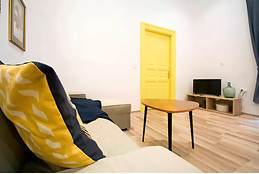 Industrial-chic renovated flat in the Palace District