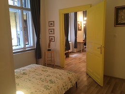 Industrial-chic renovated flat in the Palace District