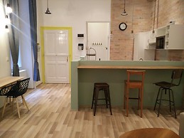 Industrial-chic renovated flat in the Palace District