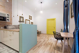 Industrial-chic renovated flat in the Palace District