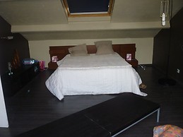 Jolie et vaste chambre meublée