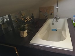 Jolie et vaste chambre meublée