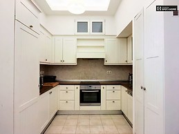 large-3-bedroom-apartment-rent-near-madach-theater-erzsebetvaros