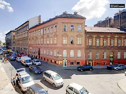 large-3-bedroom-apartment-rent-near-madach-theater-erzsebetvaros