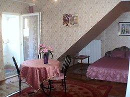 Large apartment at the Astoria metro rent - 4 bedrooms, 3 bathrooms, 4 WCs, hall, kitchen, balcony