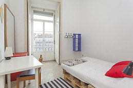 Pleasant room for rent in 19-room flat in Lisbon with internet and with elevator