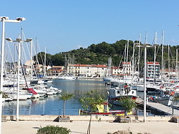 Learn in Toulon and Live on the Sea Side