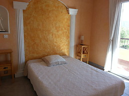 Learn in Toulon and Live on the Sea Side