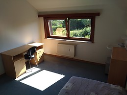 Light, white room with green vieuw, walking distance from the hi