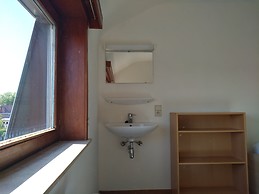 Light, white room with green vieuw, walking distance from the hi