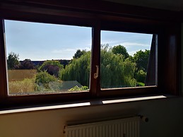 Light, white room with green vieuw, walking distance from the hi