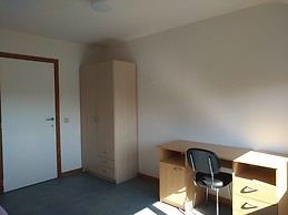 Light, white room with green vieuw, walking distance from the hi