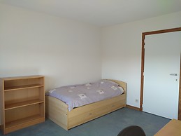 Light, white room with green vieuw, walking distance from the hi