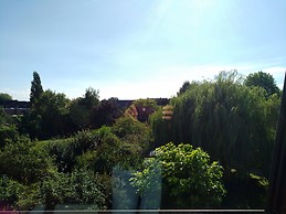 Light, white room with green vieuw, walking distance from the hi