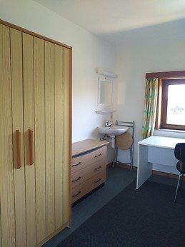 Light and white room with green vieuws, walking distance to the