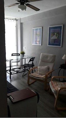 Lovely three room shared flat with balcony in Malaga center