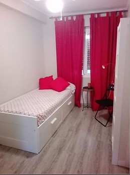 Lovely three room shared flat with balcony in Malaga center