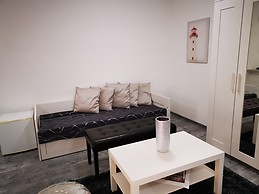 Luxury Basement with sunny patio, near to Gödöllő Szent István E