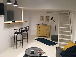 Moody studio apartment with fabulous new furniture in the city c