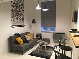 Moody studio apartment with fabulous new furniture in the city centre