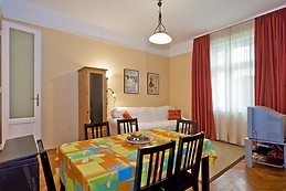 Nice apartment close to Ocktogon square
