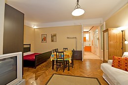 Nice apartment close to Ocktogon square